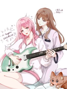 2girls bang_dream! bang_dream!_it&#039;s_mygo!!!!! blush book brown_hair cassius_(pixiv_21496909) chihaya_anon chinese_commentary chinese_text commentary_request electric_guitar fang flying_sweatdrops fox grey_eyes guitar hand_on_another&#039;s_hand highres holding holding_plectrum hood hoodie instrument long_hair long_sleeves multiple_girls music nagasaki_soyo open_mouth pajamas pants pink_hair playing_guitar playing_instrument plectrum purple_pants purple_shirt shirt shorts simple_background smile teaching translation_request white_background white_hoodie white_shorts yuri