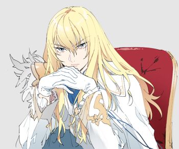 1boy ascot bishounen blonde_hair blue_ascot blue_eyes brooch cape chair closed_mouth eyelashes fate/grand_order fate_(series) feathers formal_clothes frilled_sleeves frills gloves gold_trim grey_background hair_between_eyes hands_up interlocked_fingers jacket jewelry kirschtaria_wodime lips long_hair long_sleeves looking_at_viewer m-tobiei male_focus on_chair own_hands_together serious side_cape simple_background sitting solo suit upper_body v-shaped_eyebrows white_cape white_feathers white_gloves white_jacket white_suit