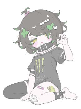 1girl arm_strap bandaid bandaid_on_leg black_collar black_hair black_ribbon black_shirt black_thighhighs blush_stickers bra_strap claw_pose clover_hair_ornament collar colored_tips commentary_request face_piercing feet full_body gauze_on_knee green_eyes green_hair hair_bobbles hair_ornament hand_up heart heart_hair_ornament highres izumi_(yura_izumi) leg_ribbon monster_energy multicolored_hair no_pupils off-shoulder_shirt off_shoulder open_mouth original piercing print_shirt ribbon shirt short_eyebrows short_hair short_sleeves simple_background single_thighhigh sitting solo stitches swept_bangs thick_eyebrows thighhighs too_many_hair_ornaments two-tone_hair white_background