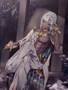 1boy absurdres ahoge ancient_egyptian ancient_egyptian_clothes dark-skinned_male dark_skin fate/grand_order fate_(series) gold_necklace grey_eyes grey_hair highres holding jewelry long_hair male_focus necklace pants pharaoh reluvy smile solo tutankhamun_(fate) tutankhamun_(third_ascension)_(fate) usekh_collar very_long_hair