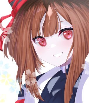 1girl animal_ears black_shirt blunt_bangs bow brown_hair commentary_request ear_ribbon grin highres hisagi_(hisagi00) horse_girl looking_at_viewer medium_hair multicolored_hair red_eyes red_ribbon ribbon roots_(hair) shirt smile solo transcend_(umamusume) transcend_(zoku-zoku_gizmo)_(umamusume) umamusume upper_body