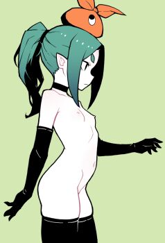 1girl akableak black_choker breasts choker cowboy_shot elbow_gloves gloves googly_eyes green_background green_eyes green_hair hat high_contrast loli long_hair monogatari_(series) navel nude ononoki_yotsugi orange_hat profile sidelocks small_breasts thick_eyebrows thighhighs