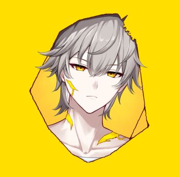 1boy broken_skin caelus_(honkai:_star_rail) closed_mouth collarbone colored_inner_hair crossed_bangs empty_eyes grey_hair hair_between_eyes half-closed_eyes highres honkai:_star_rail honkai_(series) looking_at_viewer male_focus multicolored_hair shirt short_hair simple_background solo t-shirt tiizumaru98 trailblazer_(honkai:_star_rail) upper_body white_hair white_shirt yellow_background yellow_eyes