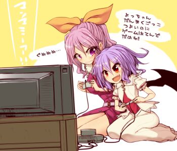 &gt;:d 2girls :d text_background bat_wings belt blush breasts dress fang full_body game_console hair_ornament hair_ribbon height_difference kuresento light_purple_hair long_hair looking_at_another multiple_girls nintendo no_headwear no_headwear open_mouth petite pink_eyes playing_games ponytail puffy_short_sleeves puffy_sleeves red_eyes remilia_scarlet ribbon shirt short_hair short_sleeves simple_background sitting skirt smile speech_bubble super_famicom sweatdrop team_shanghai_alice television text_focus touhou translation_request v-shaped_eyebrows vampire vest wariza watatsuki_no_yorihime wavy_mouth wings