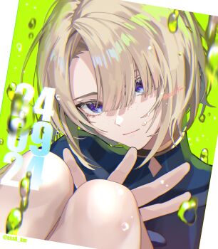 1boy androgynous black_shirt blonde_hair blue_eyes blunt_bangs blurry blurry_foreground closed_mouth commentary dated eyelashes freckles freminet_(genshin_impact) genshin_impact green_background head_tilt highres knees_up koujisako light_smile looking_at_viewer male_focus shirt short_hair simple_background smile solo symbol-only_commentary turtleneck twitter_username w water water_drop