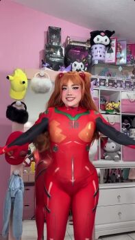 1girl animated ass ass_shake audible_music audible_speech bodysuit breasts brown_hair cosplay crossed_arms curvy dancing feliz_jueves feliz_jueves_(meme) grey_eyes highres huge_ass lips long_hair looking_at_viewer magsmx mecha_pilot_suit meme mexican_(nationality) neon_genesis_evangelion photo_(medium) plugsuit_(evangelion) real_life red_bodysuit shiny_clothes simple_background solo sound souryuu_asuka_langley souryuu_asuka_langley_(cosplay) spanish_audio standing tagme video wide_hips