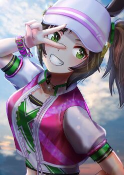 1girl animal_ears blush bracelet breasts brown_hair cloud collar commentary_request crop_top cropped_jacket freckles green_eyes grin highres horse_ears horse_girl ines_fujin_(all-time_fever)_(umamusume) ines_fujin_(umamusume) jacket jewelry looking_at_viewer medium_breasts open_mouth otono_(bkt4b) pink_jacket puffy_short_sleeves puffy_sleeves shirt short_sleeves side_ponytail sky smile solo teeth umamusume v visor_cap wristband