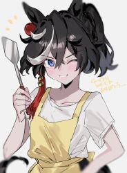 Rule 34 | 1girl, animal ears, apron, black hair, blurry, blurry background, blush, collarbone, commentary request, grin, hair between eyes, hair ornament, hand on own hip, highres, holding, holding spatula, horse ears, horse girl, horse tail, katsuragi ace (umamusume), m75255831, multicolored hair, official alternate costume, shirt, short sleeves, simple background, smile, solo, spatula, streaked hair, tail, tassel, tassel hair ornament, translation request, umamusume, upper body, white background, white hair, white shirt, yellow apron