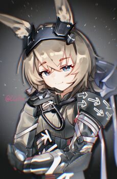 1girl absurdres animal_ears arknights arknights:_endfield arrow_(symbol) avywenna_(arknights) black_gloves black_hairband blue_eyes chinese_commentary commentary_request dress elbow_pads finger_to_own_chin gloves grey_background grey_dress grey_hair hairband half-closed_eyes hand_up highres long_sleeves looking_at_viewer medium_hair rabbit_ears sakuratani_hane sidelocks smirk solo twitter_username upper_body