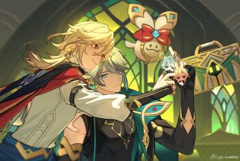 2boys alhaitham_(genshin_impact) aranara_(genshin_impact) bishounen black_shirt blonde_hair blurry character_doll closed_mouth depth_of_field doll earrings game_screenshot_background genshin_impact grey_hair hand_on_another&#039;s_shoulder highres indoors jewelry kaveh_(genshin_impact) light_smile looking_ahead looking_at_another lpp_evemace male_focus mehrak_(genshin_impact) multiple_boys parted_lips screenshot_background shirt side-by-side suitcase twitter_username upper_body white_shirt