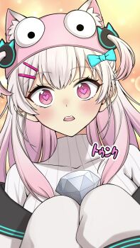 1girl blue_bow bow breasts brown_background commentary_request cosplay covered_collarbone diamond_(gemstone) grey_hair hair_bow hair_ornament hairclip heart heart-shaped_pupils highres indie_virtual_youtuber jacket long_hair long_sleeves looking_at_viewer medium_breasts multicolored_hair natsume_eri natsume_eri_(vtuber) off_shoulder open_mouth pink_eyes pink_hair puffy_long_sleeves puffy_sleeves r.e.p.o. ribbed_shirt semibot semibot_(cosplay) shirt sleeves_past_fingers sleeves_past_wrists solo symbol-shaped_pupils two-tone_hair upper_body virtual_youtuber white_jacket white_shirt