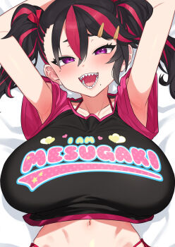 1girl ariduka_formica armpits arms_up bed black_hair black_shirt blush breasts crop_top from_above hair_ornament hairclip huge_breasts large_breasts lips long_hair lying mole mole_under_eye mole_under_mouth multicolored_hair navel on_back open_mouth purple_eyes red_hair sharp_teeth shirt solo streaked_hair suisogenshi teeth twintails upper_body virtual_ant_channel virtual_youtuber