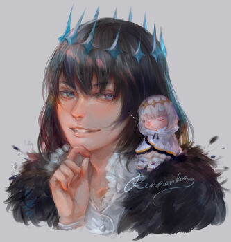 1boy :3 absurdres black_hair blue_eyes blunt_bangs cape chibi chibi_on_shoulder commentary dual_persona english_commentary fate/grand_order fate_(series) fur_cape grey_background grin highres looking_at_viewer male_focus oberon_(fate) oberon_(second_ascension)_(fate) oberon_(third_ascension)_(fate) renrenka_noi short_hair signature smile