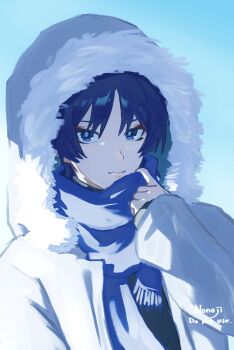 1boy alternate_costume artist_name black_eyes black_hair blue_background blue_scarf blue_sky blunt_ends clear_sky closed_mouth coat contemporary eyeliner eyeshadow fringe_trim fur-trimmed_hood fur_trim genshin_impact grey_pupils hand_up highres hood hood_up hooded_coat long_sleeves looking_at_viewer makeup male_focus nonoji_(nonoji_ekaki) open_clothes open_coat outdoors parted_bangs red_eyeliner red_eyeshadow scaramouche_(genshin_impact) scarf sidelighting sky solo tsurime upper_body white_coat white_hood white_sleeves winter_clothes winter_coat wispy_bangs
