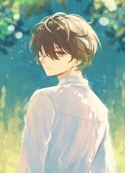 1boy bandage_over_one_eye bandaged_neck bandages brown_eyes brown_hair bungou_stray_dogs closed_mouth collared_shirt commentary dazai_osamu_(bungou_stray_dogs) from_behind hair_between_eyes highres looking_at_viewer looking_back male_focus one_eye_covered shirt solo symbol-only_commentary ufomelet_et upper_body white_shirt