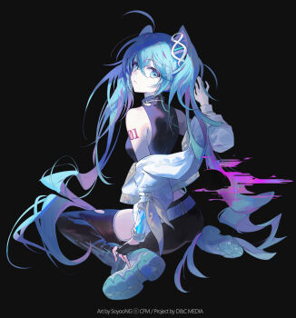 1girl aqua_eyes aqua_hair aqua_shoes arm_tattoo asymmetrical_clothes black_background black_gloves black_shorts breasts commentary_request crop_top dna double_helix fingerless_gloves gloves hair_between_eyes hatsune_miku highres hourglass jacket looking_at_viewer looking_back medium_breasts midriff number_tattoo project_01:_time-loop shoes short_shorts shorts simple_background single_pantsleg sitting sneakers solo soyoong_jun tattoo thick_thighs thighs timeloop_miku vocaloid wariza white_jacket
