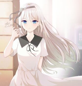 1girl amick_(americanomix) black_hairband black_ribbon blue_eyes breasts collared_dress commentary cowboy_shot dress grey_hair hair_between_eyes hairband hand_up kaguya-sama_wa_kokurasetai_~tensai-tachi_no_renai_zunousen~ long_hair looking_at_viewer neck_ribbon parted_lips pillar ribbon school_uniform shirogane_kei short_sleeves shuuchiin_academy_school_uniform sidelocks signature solo standing striped_clothes striped_hairband symbol-only_commentary white_dress