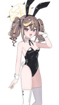1girl :d absurdres alternate_costume animal_ear_hairband animal_ears arm_at_side black_bow black_bowtie black_hairband black_leotard blonde_hair blue_archive blush bow bowtie breasts bright_pupils brown_hair commentary detached_collar fake_animal_ears feet_out_of_frame fukujin groin hair_bow hair_ornament hairband halo hand_up highleg highleg_leotard highres leotard looking_at_viewer multicolored_hair nail_polish open_mouth playboy_bunny purple_eyes rabbit_ears rabbit_tail rena_(blue_archive) sidelocks simple_background small_breasts smile smug solo standing strapless strapless_leotard streaked_hair tail thighhighs twintails v-shaped_eyebrows wavy_hair white_background white_pupils white_thighhighs white_wrist_cuffs wrist_cuffs x_hair_ornament yellow_halo yellow_nails
