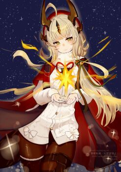 1girl absurdres ahoge aoi_tooru arknights bell beret blonde_hair bow brown_pantyhose cape christmas closed_mouth commentary_request fringe_trim green_eyes green_shirt hat head_tilt highres horns jacket long_hair long_sleeves night official_alternate_costume pantyhose puffy_long_sleeves puffy_sleeves red_cape red_hat reed_(arknights) reed_the_flame_shadow_(arknights) reed_the_flame_shadow_(glowing_flame_in_the_night)_(arknights) shirt sky sleeves_past_wrists smile solo star_(sky) starry_sky striped_bow thigh_gap very_long_hair watermark white_jacket
