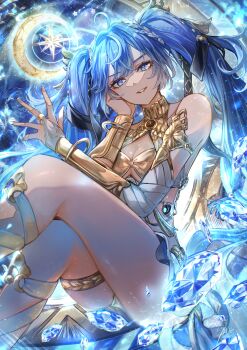 1girl absurdres ahoge armlet bare_shoulders blue_eyes blue_hair breasts bridal_gauntlets cleavage commentary_request crystal feet_out_of_frame gold_bra hair_belt highres iuno_(wuthering_waves) jewelry laurel_crown long_hair looking_at_viewer medium_breasts multicolored_hair parted_lips single_bridal_gauntlet sitting smile solo streaked_hair thighlet thighs twintails very_long_hair white_bridal_gauntlets wuthering_waves yoru_shiki