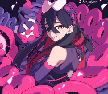 1girl bare_shoulders black_hair bow carmine_(pokemon) carmine_(sygna_suit)_(pokemon) colored_inner_hair commentary_request crossed_bangs detached_sleeves dress hair_between_eyes hair_bow hairband highres japanese_clothes kimono long_hair looking_at_viewer looking_back miri_(cherryjelly) mole mole_under_eye multicolored_hair nintendo official_alternate_costume open_mouth parted_lips pecharunt pokemon pokemon_(creature) pokemon_masters_ex purple_dress purple_kimono smile upper_body white_bow yellow_eyes