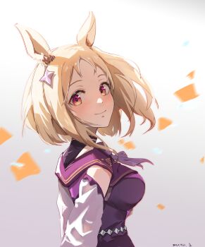 1girl absurdres animal_ears blonde_hair blurry chinese_commentary closed_mouth commentary_request dated grey_background hair_ornament highres horse_ears horse_girl light_blush looking_at_viewer multicolored_eyes narita_top_road_(the_proud_road)_(umamusume) narita_top_road_(umamusume) purple_eyes purple_shirt shirt short_hair smile solo turning_head two-tone_eyes umamusume upper_body yellow_eyes yin_lan-