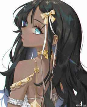 1girl arm_cuffs backless_outfit bare_shoulders black_hair blue_eyes blush bow choker dark-skinned_female dark_skin dress earrings from_behind hair_bow jewelry long_hair looking_at_viewer looking_back original oto1_030 parted_lips simple_background solo twitter_username upper_body wavy_hair white_background white_dress yellow_choker yellow_dress