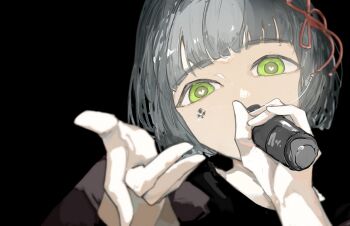 1girl 5th_live_tour_~4pair_power_spread!!!!~ black_background black_hair blunt_bangs blurry blurry_foreground bob_cut bongore2668 commentary_request depth_of_field green_eyes heart heart_in_eye highres holding holding_microphone link!_like!_love_live! looking_at_viewer love_live! microphone momose_ginko music short_hair simple_background singing solo symbol_in_eye translation_request virtual_youtuber