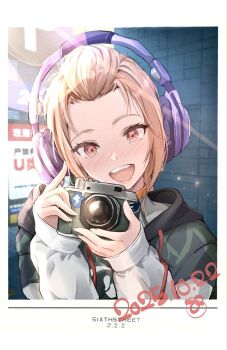 1girl :d blush camera dated fake_screenshot gameplay_mechanics headphones highres holding holding_camera hood hoodie light_rays long_sleeves looking_at_viewer nose_blush open_mouth orange_hair pinjirooo pink_eyes sheila_(zenless_zone_zero) sleeves_past_wrists smile solo sunbeam sunlight zenless_zone_zero