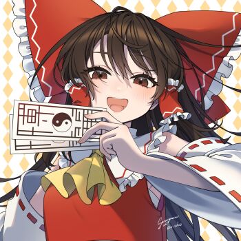 1girl :d argyle_background ascot blush bow breasts brown_hair commentary_request detached_sleeves frilled_bow frilled_hair_tubes frilled_shirt_collar frills hair_between_eyes hair_bow hair_tubes hakurei_reimu highres holding holding_ofuda long_hair looking_at_viewer medium_breasts ofuda open_mouth red_bow red_eyes red_vest ribbon-trimmed_sleeves ribbon_trim signature smile solo sumiyama_sui touhou twitter_username upper_body vest white_background white_sleeves yellow_ascot