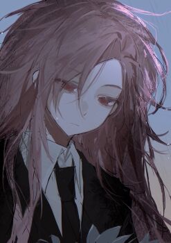 1boy absurdres black_jacket black_necktie chinese_commentary closed_mouth collared_shirt commentary_request expressionless eyes_visible_through_hair hatsutori_hajime highres jacket latham_(7189680211) long_hair male_focus necktie outdoors pink_hair rain red_eyes saibou_shinkyoku shirt solo upper_body white_shirt