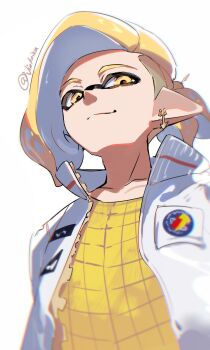 1boy artist_name blonde_hair collarbone commentary_request earrings ed_(jinko) highres inkling inkling_boy inkling_player_character jacket jewelry jinkoika looking_at_viewer male_focus medium_hair meme nintendo original pointy_ears ponytail shirt simple_background smile solo splatoon_(series) tentacle_hair twitter_username upper_body upward_angle_frieren_drawing_(meme) white_background white_jacket yellow_eyes