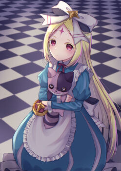 1girl absurdres apron blonde_hair blue_dress bow cat checkered_floor commentary dress expressionless facial_mark forehead_mark hair_bow highres holding holding_stuffed_toy large_bow long_hair long_sleeves looking_at_viewer mahou_shoujo_ni_akogarete morino_korisu nero_alice red_eyes sharp_teeth shirousa_(blanche_lapine3) smile solo stuffed_animal stuffed_toy teeth white_apron white_bow