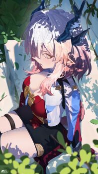 1girl absurdres arknights arknights:_endfield breasts cleavage dragon_horns eastern_dragon_horns from_side gradient_hair hair_over_one_eye highres horns leaf looking_at_viewer mi_fu_(arknights) mole mole_on_breast multicolored_eyes multicolored_hair pink_hair pointy_ears sitting skirt solo tail thigh_strap znith
