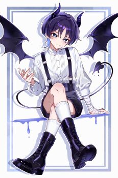 1boy alternate_costume arm_at_side bandaged_arm bandages blue_eyes blunt_ends boots border bright_pupils casual closed_mouth collared_shirt commentary_request contemporary crossed_legs demon_boy demon_horns demon_tail demon_wings drop_shadow eyeliner eyeshadow full_body genshin_impact grey_border hair_intakes hand_up head_tilt highres horns kneehighs kuro774_n lace-up_boots long_sleeves looking_at_viewer makeup male_focus mandarin_collar open_hands purple_boots purple_hair purple_shorts red_eyeliner red_eyeshadow scaramouche_(genshin_impact) shirt shorts sitting smile socks solo spiked_wings suspender_shorts suspenders tail tsurime white_background white_pupils white_shirt white_sleeves white_socks wings wispy_bangs