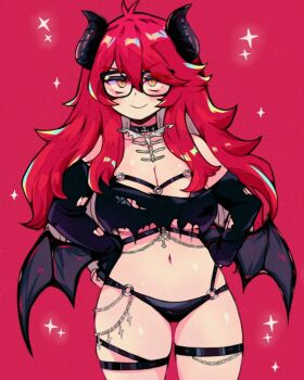 1girl bikini black_bikini black_choker black_gloves black_hair blush bra breasts chain choker cleavage collar collarbone commentary demon_girl demon_horns demon_wings elbow_gloves fingerless_gloves glasses gloves hands_on_own_hips highres horns large_breasts lingerie long_hair mizzu_(mizzuiita) mizzuiita navel original red_background red_hair shiny_skin smile spanish_commentary swimsuit thigh_strap torn_clothes underwear wings yellow_eyes