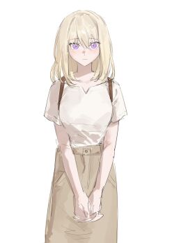 1girl absurdres bang_dream! bang_dream!_it&#039;s_mygo!!!!! blonde_hair blush breasts brown_skirt closed_mouth commentary hair_between_eyes highres looking_at_viewer lu_bian_de_yecao_zai_changge medium_breasts medium_hair misumi_uika purple_eyes shirt short_sleeves simple_background skirt solo symbol-only_commentary white_background white_shirt