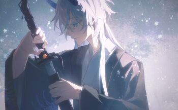 1boy arm_up blue_eyes blue_horns chinese_commentary closed_mouth from_side hair_between_eyes hakuhatsu_ki highres holding holding_sword holding_weapon honkai:_star_rail honkai_(series) horns japanese_clothes kimono long_hair long_sleeves looking_down male_focus outdoors shaded_face sheath sky snow snowing solo standing sword tcuas teeth upper_body upper_teeth_only weapon white_hair wide_sleeves