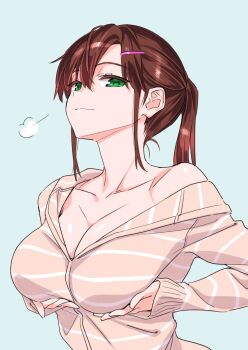 1girl breast_lift breasts breath brown_hair chinatsu_(suzutsuki_kurara) cleavage closed_mouth green_eyes hair_ornament hairclip highres hood hoodie large_breasts looking_at_viewer medium_breasts naked_hoodie open_clothes open_hoodie original ponytail seductive_smile simple_background smile smug solo suzutsuki_kurara upper_body