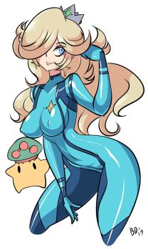 1girl bigdead blonde_hair blue_bodysuit blue_eyes bodysuit breasts cosplay covered_erect_nipples cropped_legs crown dated earrings eyelashes grey_crown hair_over_one_eye hand_in_own_hair highres jewelry lips long_hair luma_(mario) mario_(series) metroid metroid_(creature) nintendo rosalina samus_aran samus_aran_(cosplay) simple_background smile third-party_source white_background zero_suit