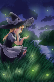 absurdres apron black_skirt blonde_hair bow closed_mouth fireflies frills grass hand_on_own_chin hat highres kirisame_marisa kiyo_(tomoki6107) kneeling long_hair night river shirt short_sleeves skirt smile touhou white_apron white_bow white_shirt witch witch_hat