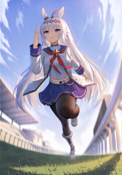 1girl absurdres ahoge animal_ears belt black_pantyhose blue_eyes blue_sailor_collar blue_skirt blue_sky blush boots breasts brooch chinese_commentary closed_mouth cloud commentary ear_ornament grass grey_hair grey_tail hair_between_eyes hair_ornament hairband highres horse_ears horse_girl horse_tail jacket jewelry long_hair long_sleeves medium_breasts midriff multicolored_hair neckerchief oguri_cap_(starlight_beat)_(umamusume) oguri_cap_(umamusume) outdoors pantyhose pleated_skirt red_neckerchief running sailor_collar shirt skirt sky solo star_brooch tail umamusume wa_(user_snch2757) white_belt white_boots white_jacket white_shirt