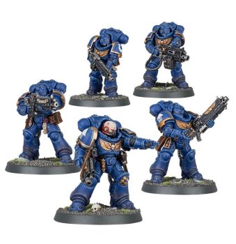Rule 34 | 5boys, adeptus astartes, aquila (symbol), armor, blue armor, breastplate, full armor, games workshop, gun, heavy bolter, helmet, holding, holding bolter, holding gun, holding weapon, model kit (medium), multiple boys, no headwear, official art, omega symbol, pauldrons, power armor, purity seal, roman numeral, science fiction, shoulder armor, skull, tabletop miniatures, ultramarines, unconventional media, warhammer 40k, weapon, white background