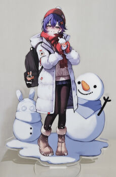 1girl absurdres backpack bag bag_charm beanie belle_(zenless_zone_zero) black_pantyhose blue_skirt boots breath brown_background brown_boots brown_sweater charm_(object) coat commentary_request double-parted_bangs fingerless_gloves full_body fur-trimmed_boots fur_trim gloves grey_eyes grin hair_between_eyes hair_ornament hat highres holding holding_snowball letter_hair_ornament long_bangs long_coat looking_at_viewer miniskirt open_clothes open_coat pantyhose pleated_skirt purple_hair red_hat red_scarf reflection scarf short_hair simple_background skirt smile snowball snowman solo standing sweater white_coat winter_clothes yuna_(deadawon) zenless_zone_zero