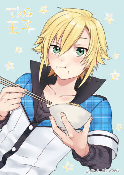1boy :t aqua_background blonde_hair blue_jacket blush bowl buttons chopsticks collarbone collared_jacket dated dutch_angle flipped_hair food food_on_face green_eyes grey_shirt hair_between_eyes highres holding holding_bowl holding_chopsticks jacket layered_sleeves long_sleeves looking_at_viewer male_focus miniru nijisanji plaid_clothes plaid_jacket ribbed_shirt rice rice_bowl shirt short_hair short_over_long_sleeves short_sleeves sidelocks signature simple_background solo star_(symbol) star_symbol_background upper_body uzuki_kou uzuki_kou_(1st_costume) v-neck virtual_youtuber white_jacket