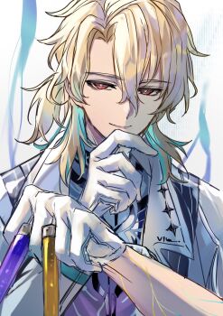 1boy blonde_hair closed_mouth commentary_request gloves hair_between_eyes hand_up highres holding holding_test_tube jacket looking_at_viewer luuk_herssen_(wuthering_waves) male_focus multicolored_hair smile solo streaked_hair test_tube upper_body white_gloves white_jacket wuthering_waves yoru_shiki