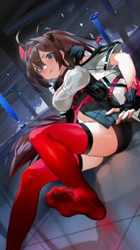 1girl aether_gazer black_gloves black_shorts blue_eyes blush breasts brown_hair chinese_commentary commentary_request dm_(dai_miao) dutch_angle feet fingerless_gloves foot_out_of_frame fur_trim gloves hair_between_eyes highres jacket knees_up long_hair medium_breasts no_shoes parted_lips ponytail red_thighhighs shirt short_shorts short_sleeves shorts sitting solo thighhighs underbust verthandi_(aether_gazer) very_long_hair white_jacket white_shirt