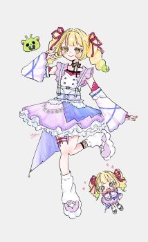 1girl asymmetrical_legwear asymmetrical_skirt black_choker blonde_hair blush chest_harness chibi chibi_inset choker closed_mouth colored_eyelashes commentary_request detached_sleeves drill_hair fishnet_socks fishnets full_body fuzuki_miki fuzuki_miki_(3rd_costume) glorpma_(fuzuki_miki) gradient_hair green_eyes green_hair grey_background hair_ribbon hand_up harness highres indie_virtual_youtuber layered_skirt leg_ribbon long_hair looking_at_viewer loose_socks mole mole_under_eye multicolored_hair pink_ribbon pink_shoes purple_skirt ribbon ribbon_choker shoes sidelocks sign simple_background single_fishnet_legwear skirt sleeves_past_wrists smile socks standing standing_on_one_leg syrup7979 thigh_ribbon twin_drills uchuu_kei virtual_youtuber wide_sleeves