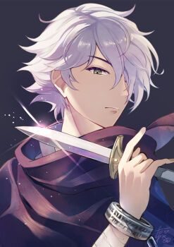 1boy bandaged_arm bandages closed_mouth commentary_request green_eyes grey_background hair_over_one_eye highres holding holding_knife knife looking_at_viewer male_focus octopath_traveler octopath_traveler_i purple_scarf scarf short_hair silver_bangle solo tarayuki therion_(octopath_traveler) upper_body white_hair