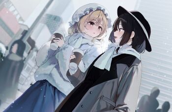 2girls alternate_costume black_hat blonde_hair blurry blush bow brown_coat brown_hair building coat cup depth_of_field disposable_coffee_cup disposable_cup eye_contact hair_bow hat highres holding holding_cup long_sleeves looking_at_another maribel_hearn mob_cap multiple_girls open_mouth outdoors people sarukana scarf smile snowing sweater touhou usami_renko white_bow white_hat white_scarf white_sweater winter_clothes yellow_eyes